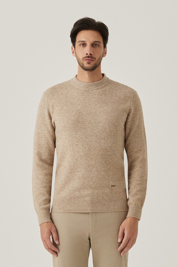 쉐기독 라운드 니트 베이지(AM0ERD45153)는 가을, 겨울에 착용하기 좋은 남성용 라운드넥 니트입니다. 부드러운 울 소재로 제작되어 포근한 착용감을 선사하며, 두꺼운 두께감과 보슬보슬한 기모감으로 따뜻함을 더했습니다. 베이직하고 캐주얼한 스타일로, 데일리룩 또는 카페룩에 활용하기 좋습니다. 레귤러핏의 긴소매 디자인과 무지 패턴의 베이지 컬러는 클래식하면서도 미니멀한 분위기를 연출합니다.
