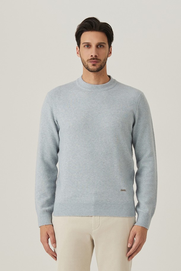 쉐기독 라운드 니트 L/블루(AM0ERD45141)는 부드러운 촉감과 보슬보슬한 질감이 특징인 남성용 쉐기독 라운드 니트입니다. 톤 다운된 네이비 블루 컬러와 레귤러핏으로, 베이직하고 캐주얼한 스타일을 연출합니다. 기모 안감으로 제작되어 가을과 겨울에 따뜻하게 착용할 수 있으며, 두꺼운 두께감으로 포근함을 더합니다. 라운드넥과 긴소매 디자인은 일상, 집콕, 산책 등 다양한 TPO에 활용하기 좋으며, 캐주얼, 클래식, 미니멀 스타일을 즐겨 입는 분들께 추천합니다. 무지 패턴에 포근한 파스텔 컬러가 더해져 편안하고 세련된 분위기를 자아냅니다.
