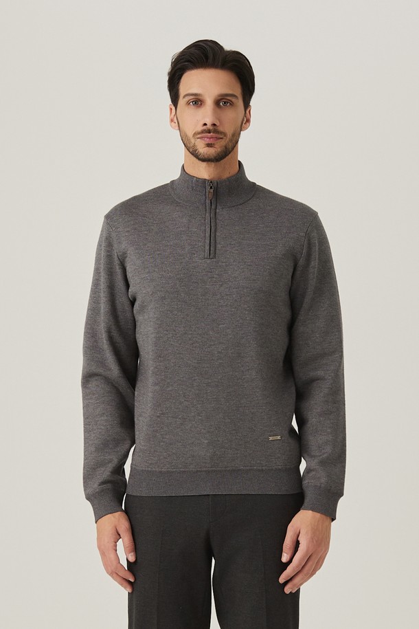 엠에스알디(AMSERD40236) 융본딩 반짚업 스웨터 M/그레이는 남성용 상의로, 가을과 겨울철에 따뜻하게 착용할 수 있는 아이템입니다. 부드러운 울 소재와 두꺼운 두께감, 본딩 안감으로 보온성을 높였으며, 하프넥 디자인과 레귤러핏으로 제작되었습니다. 무지 패턴에 긴소매, 반집업 여밈 방식으로 캐주얼하고 미니멀한 스타일을 연출합니다. 일상, 카페룩 등 다양한 TPO에 활용하기 좋으며, 베이직하고 클래식한 무드를 더해 겨울 데일리룩을 완성해보세요.
