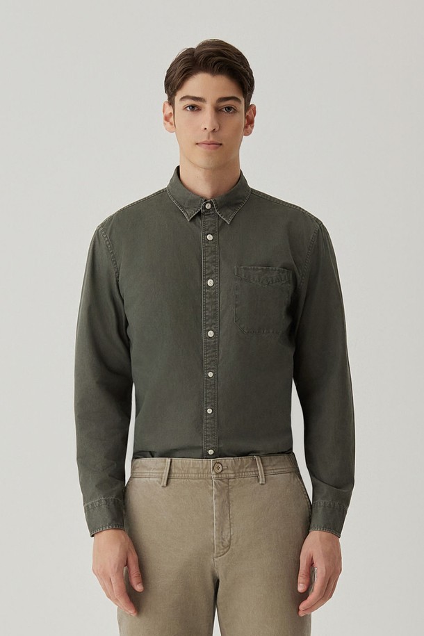 카치온 워크 셔츠 카키는 남성을 위한 캐주얼 & 클래식 스타일 셔츠입니다. 봄, 가을에 적합하며, 레귤러 핏과 긴 소매 기장으로 제작되었습니다. 면 소재에 카치온 염색 기법을 사용하여 빈티지한 카키 컬러감을 살린 것이 특징입니다. 바이오 워싱 처리로 부드러운 촉감을 느낄 수 있으며, 차이나 칼라 디자인과 무지 패턴으로 베이직한 매력을 더했습니다. 일상복으로 편안하게 착용하기 좋습니다.
