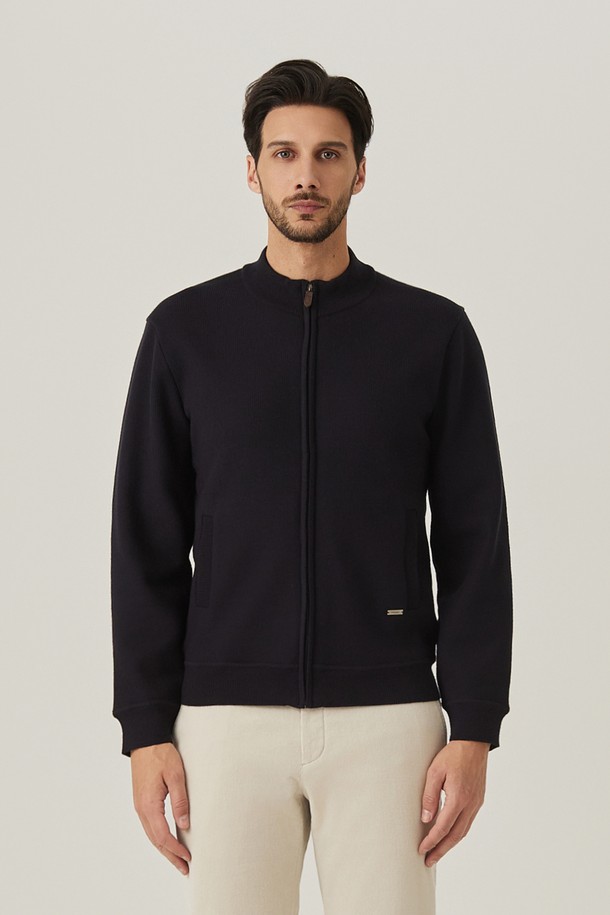 네이비 컬러의 융본딩 짚업 가디건(AMSECD40149)입니다. 울 소재에 두꺼운 두께감으로 제작되어 가을, 겨울철 보온성을 높여줍니다. 겉감과 안감 사이에 융본딩 처리를 하여 부드러운 촉감과 우수한 보온성을 제공합니다. 베이직하고 캐주얼한 스타일로, 다양한 겨울 데일리룩에 활용하기 좋습니다. 레귤러핏의 긴소매 집업 가디건으로, 미니멀하고 클래식한 스타일을 연출할 수 있습니다.
