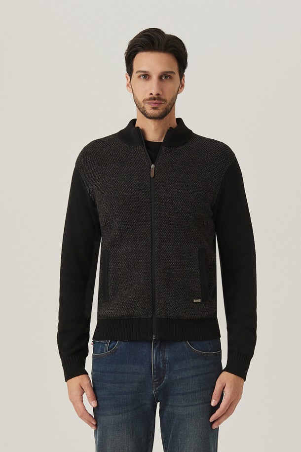 "셔닐 전판 조직 짚업 가디건 블랙(AM0ECD45139)"은 부드러운 촉감과 은은한 광택감이 돋보이는 남성용 가디건입니다. 울과 셔닐원사 혼방의 두꺼운 소재로 제작되어 가을, 겨울철 따뜻하게 착용 가능합니다. 베이직하고 클래식한 디자인에 트위드 패턴을 더해 고급스러운 분위기를 연출하며, 레귤러핏에 집업 스타일로 편안하게 착용할 수 있습니다. 출근룩, 겨울 데일리룩, 모임룩 등 다양한 TPO에 맞춰 클래식, 미니멀, 캐주얼 스타일을 완성해보세요. 긴 소매 기장의 레귤러 기장 가디건입니다.
