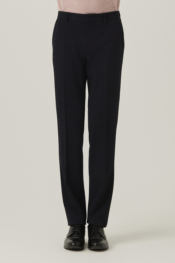 울라이크 헤링본 슬랙스 네이비(AM0ESL40249)는 남성을 위한 사계절용 슬랙스입니다. 네이비 컬러의 울 소재로 제작되었으며, 세련되고 클래식한 스타일을 연출합니다. 헤링본 패턴과 레귤러핏 디자인으로, 오피스룩, 비즈니스 캐주얼, 출근룩 등 다양한 TPO에 활용 가능합니다. 투톤 조직으로 은은한 포인트를 더했으며, 미니멀한 스타일을 선호하는 분들에게 적합합니다.
