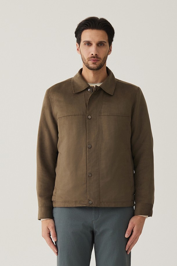 부드러운 스웨이드 소재의 남성용 짚업 점퍼입니다. 카키 컬러의 무지 디자인으로 캐주얼, 베이직 스타일을 연출하며, 봄, 가을에 가볍게 걸치기 좋습니다. 레귤러핏으로 제작되어 면바지나 데님과 함께 데이트룩, 가을 나들이룩에 활용하기 좋으며, 데일리 착용이 용이합니다.
