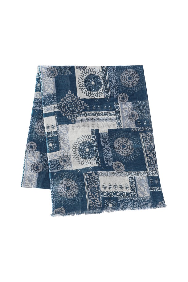 기하학 패턴 스카프 블루 (AMAFAMF10143)는 가을, 겨울철 캐주얼룩에 포인트를 더해줄 스카프입니다. 기하학 패턴 프린트와 프린지 디테일이 특징이며, 넉넉한 사이즈로 다양한 스타일 연출이 가능합니다. 데일리룩, 가을 나들이룩에 매치하여 클래식하고 미니멀한 무드를 연출해보세요.
