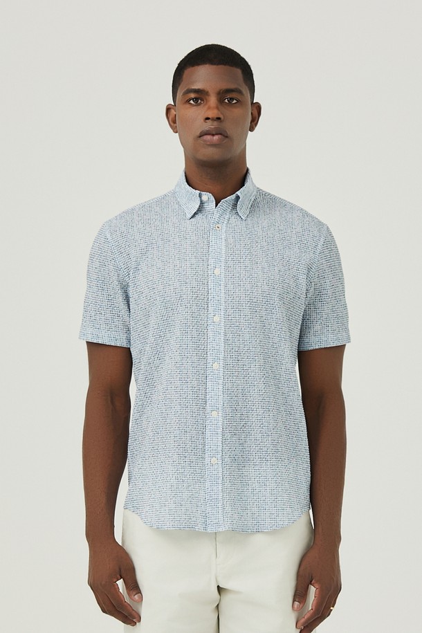 시원한 네이비 블루 컬러의 지도리 프린트 반팔 셔츠입니다. 얇고 부드러운 시어서커 소재로 제작되어 통기성이 뛰어나고 가볍게 착용 가능하며, 레귤러 핏으로 편안한 활동성을 제공합니다. 데이트룩, 카페룩 등 캐주얼, 미니멀, 클래식 스타일을 즐기는 남성분들에게 적합합니다.
