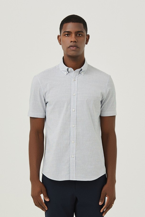 산뜻한 투톤 잔스트라이프 디자인이 돋보이는 남성 셔츠입니다. 시어서커 소재로 제작되어 봄, 여름 시즌에 시원하고 쾌적하게 착용 가능하며, 레귤러 핏과 차이나칼라 디자인으로 캐주얼하면서도 세련된 스타일을 연출합니다. 데이트룩이나 카페룩 등 다양한 TPO에 맞춰 활용하기 좋으며, 일반적인 사이즈보다 한 사이즈 크게 선택하는 것을 권장합니다.
