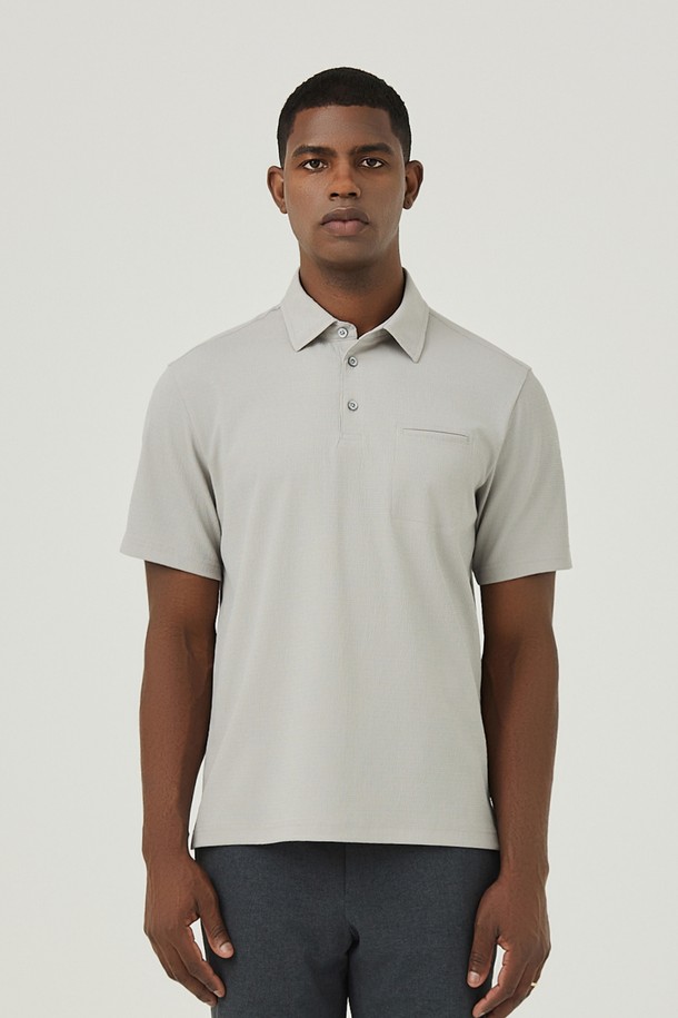 가볍고 시원한 착용감의 우븐 에어도트 소재 남성 Y카라 티셔츠입니다. 레귤러핏으로 제작되어 편안한 착용감을 선사하며, 베이직하고 캐주얼한 스타일로 일상복으로 활용하기 좋습니다. 흡습 및 통기 기능으로 쾌적함을 유지해주어 봄, 여름철 동네 마실룩이나 산책룩으로 제격입니다.
