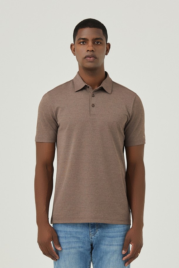 **폴리 투톤 제에리 티 브라운 (AMSFTTY20257)**

남성용 폴로 티셔츠로, 봄과 여름에 어울리는 얇은 두께의 브라운 컬러 무지 디자인입니다. 플리 스판 소재로 제작되어 까슬거리는 촉감과 뛰어난 통기성을 제공합니다. 레귤러핏, 카라넥, 반소매 기장으로 캐주얼, 클래식, 미니멀 스타일을 연출하기 좋습니다. 데이트룩이나 카페룩에 활용하기 좋으며, 평소 구매하는 사이즈보다 한 치수 크게 착용하는 것을 추천합니다.
