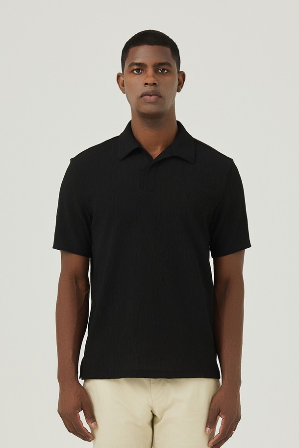 우븐 크링클 소재의 Y카라 디자인으로 시원하고 편안한 착용감을 선사하는 남성용 블랙 티셔츠입니다. 얇은 두께감과 크링클 텍스처가 특징이며, 캐주얼, 미니멀, 클래식 스타일을 추구하는 분들께 '동네 마실룩'이나 '카페룩'으로 활용하기 좋습니다. 레귤러핏으로 제작되어 편안한 착용감을 제공하며, 봄, 여름 시즌에 적합합니다.
