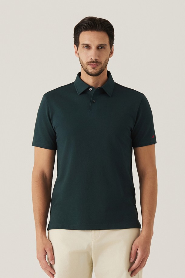 변형 벌집조직 Y카라티 D/그린 (AM0FTTY20523)은 부드러운 코튼과 플리 혼방 소재로 제작되어 편안한 착용감을 선사하며, 봄, 여름 시즌 데일리룩에 활용하기 좋습니다. 다크 그린 컬러에 벌집 패턴이 돋보이며, 레귤러 핏과 반소매 기장으로 캐주얼하고 베이직한 스타일을 연출합니다. 소매단에 레드 컬러 M자수 디테일이 포인트로 더해져 미니멀하면서도 개성 있는 스타일을 완성합니다.
