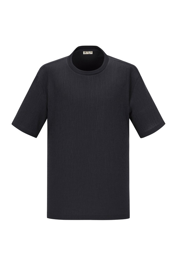 부드럽고 가벼운 촉감의 남성용 차콜 컬러 우븐 크링클 라운드 티셔츠입니다. 얇은 두께감과 오버핏으로 편안한 착용감을 선사하며, 여름철 일상복으로 활용하기 좋습니다. 베이직한 디자인에 크링클 텍스처가 더해져 캐주얼하면서도 미니멀한 스타일을 연출하여 동네 마실룩, 집콕룩으로 제격입니다.
