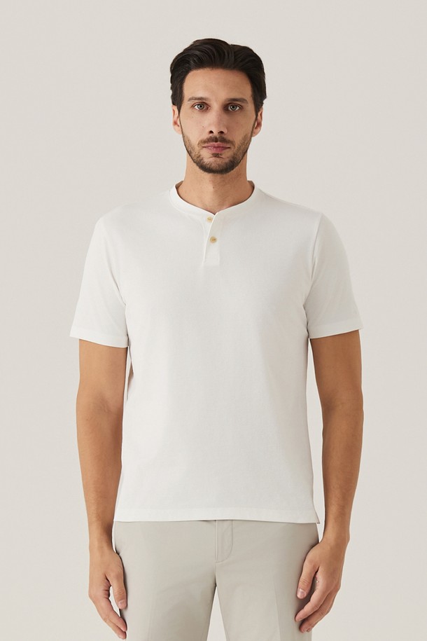 시원한 아이스폴리 소재의 메쉬 헨리넥 티셔츠입니다. 가볍고 통기성이 뛰어나 여름철에도 쾌적하게 착용 가능하며, 얇은 두께감으로 시원한 착용감을 선사합니다. 베이직하고 캐주얼한 디자인으로 여름 바캉스룩, 산책룩, 시티보이 스타일 등 다양한 스타일에 활용하기 좋습니다.
