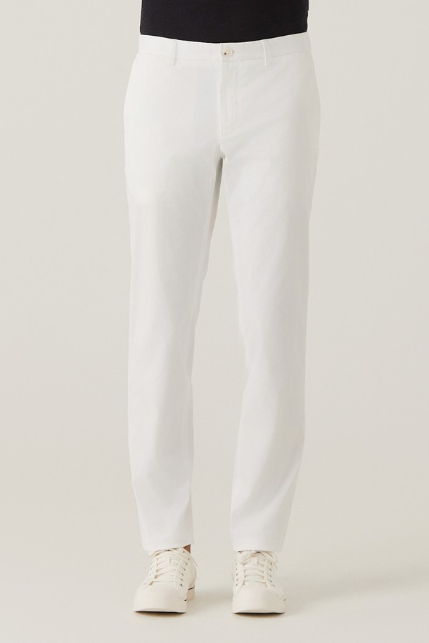 부드러운 코튼 스판덱스 혼방 소재로 제작되어 편안한 착용감을 선사하는 남성용 화이트 치노 팬츠입니다. 레귤러핏으로 디자인되었으며, 스트레치 기능과 워싱 가공으로 활동성을 높였습니다. 데이트룩, 카페룩 등 캐주얼하고 미니멀한 스타일 연출에 적합하며, 봄, 여름, 가을 시즌에 활용하기 좋습니다. 사이즈 업을 권장합니다.
