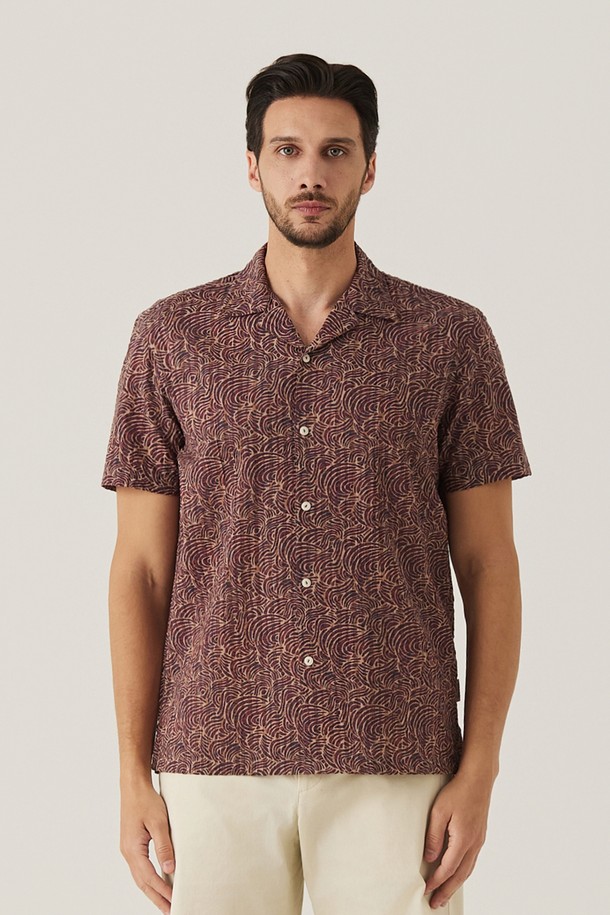 세련된 기하학 패턴이 돋보이는 남성용 와인 컬러 서커 셔츠입니다. 가볍고 통기성이 좋은 면 소재에 레귤러 핏으로 제작되어 여름철 캐주얼룩, 휴가룩, 여행룩에 적합합니다. 오픈 카라 디자인과 반소매 기장으로 편안함과 스타일을 동시에 잡았습니다.
