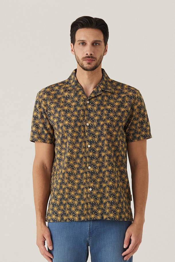 **옐로우 다잉 프린트 셔츠 (AM0FTWB25163)**는 시어서커 면 소재로 제작되어 여름철에도 시원하고 편안한 착용감을 선사합니다. 가먼트 다잉 처리로 빈티지한 멋을 더했으며, 여유 있는 레귤러핏 실루엣과 오프칼라 디자인으로 캐주얼하면서도 세련된 스타일을 연출합니다. 휴가룩, 여행룩, 리조트룩 등 다양한 TPO에 활용하여 미니멀하고 감각적인 스타일을 완성해보세요.
