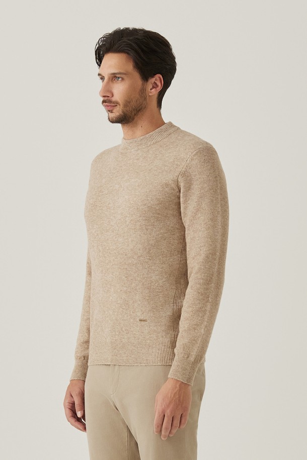 쉐기독 라운드 니트 베이지(AM0ERD45153)는 가을, 겨울에 착용하기 좋은 남성용 라운드넥 니트입니다. 부드러운 울 소재로 제작되어 포근한 착용감을 선사하며, 두꺼운 두께감과 보슬보슬한 기모감으로 따뜻함을 더했습니다. 베이직하고 캐주얼한 스타일로, 데일리룩 또는 카페룩에 활용하기 좋습니다. 레귤러핏의 긴소매 디자인과 무지 패턴의 베이지 컬러는 클래식하면서도 미니멀한 분위기를 연출합니다.
