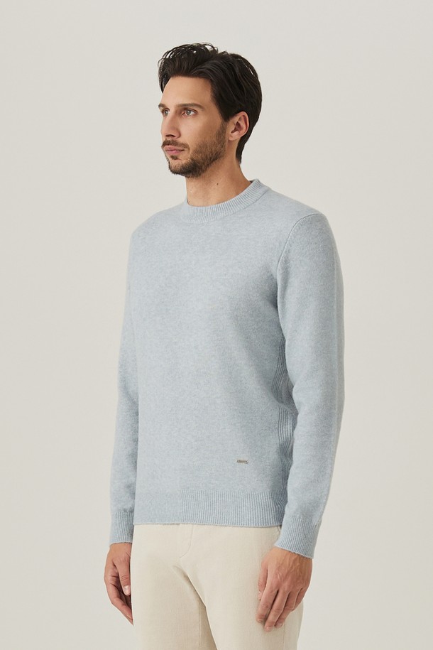 쉐기독 라운드 니트 L/블루(AM0ERD45141)는 부드러운 촉감과 보슬보슬한 질감이 특징인 남성용 쉐기독 라운드 니트입니다. 톤 다운된 네이비 블루 컬러와 레귤러핏으로, 베이직하고 캐주얼한 스타일을 연출합니다. 기모 안감으로 제작되어 가을과 겨울에 따뜻하게 착용할 수 있으며, 두꺼운 두께감으로 포근함을 더합니다. 라운드넥과 긴소매 디자인은 일상, 집콕, 산책 등 다양한 TPO에 활용하기 좋으며, 캐주얼, 클래식, 미니멀 스타일을 즐겨 입는 분들께 추천합니다. 무지 패턴에 포근한 파스텔 컬러가 더해져 편안하고 세련된 분위기를 자아냅니다.
