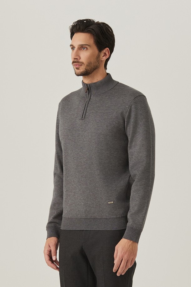 엠에스알디(AMSERD40236) 융본딩 반짚업 스웨터 M/그레이는 남성용 상의로, 가을과 겨울철에 따뜻하게 착용할 수 있는 아이템입니다. 부드러운 울 소재와 두꺼운 두께감, 본딩 안감으로 보온성을 높였으며, 하프넥 디자인과 레귤러핏으로 제작되었습니다. 무지 패턴에 긴소매, 반집업 여밈 방식으로 캐주얼하고 미니멀한 스타일을 연출합니다. 일상, 카페룩 등 다양한 TPO에 활용하기 좋으며, 베이직하고 클래식한 무드를 더해 겨울 데일리룩을 완성해보세요.
