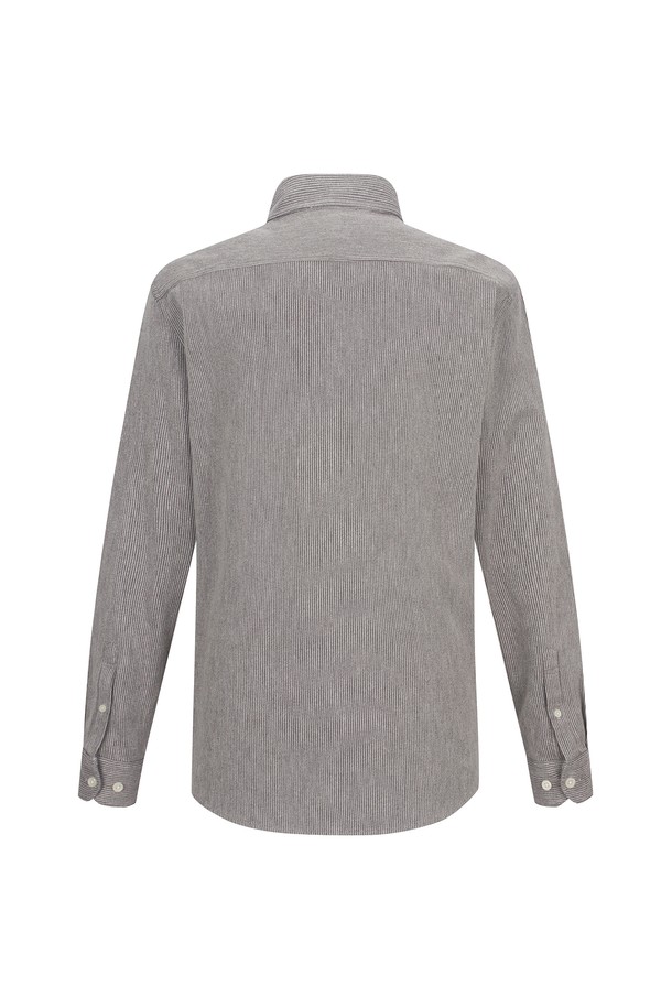 부드러운 셔닐 소재와 스트라이프 패턴이 돋보이는 남성용 셔츠입니다. 브라운 컬러로, 봄, 가을에 멋스러운 캐주얼, 클래식 스타일을 연출하기 좋습니다. 레귤러핏에 카라 디자인, 긴 소매, 버튼다운 디테일이 특징이며 일상, 데이트룩, 카페룩에 잘 어울립니다. 셔츠 특유의 부드러운 촉감으로 편안하게 착용할 수 있습니다.
