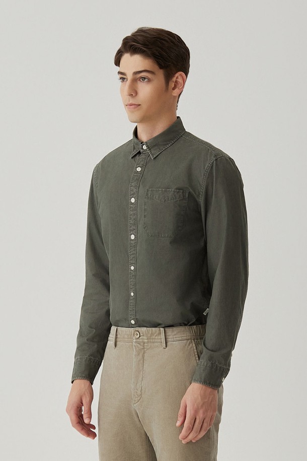 카치온 워크 셔츠 카키는 남성을 위한 캐주얼 & 클래식 스타일 셔츠입니다. 봄, 가을에 적합하며, 레귤러 핏과 긴 소매 기장으로 제작되었습니다. 면 소재에 카치온 염색 기법을 사용하여 빈티지한 카키 컬러감을 살린 것이 특징입니다. 바이오 워싱 처리로 부드러운 촉감을 느낄 수 있으며, 차이나 칼라 디자인과 무지 패턴으로 베이직한 매력을 더했습니다. 일상복으로 편안하게 착용하기 좋습니다.
