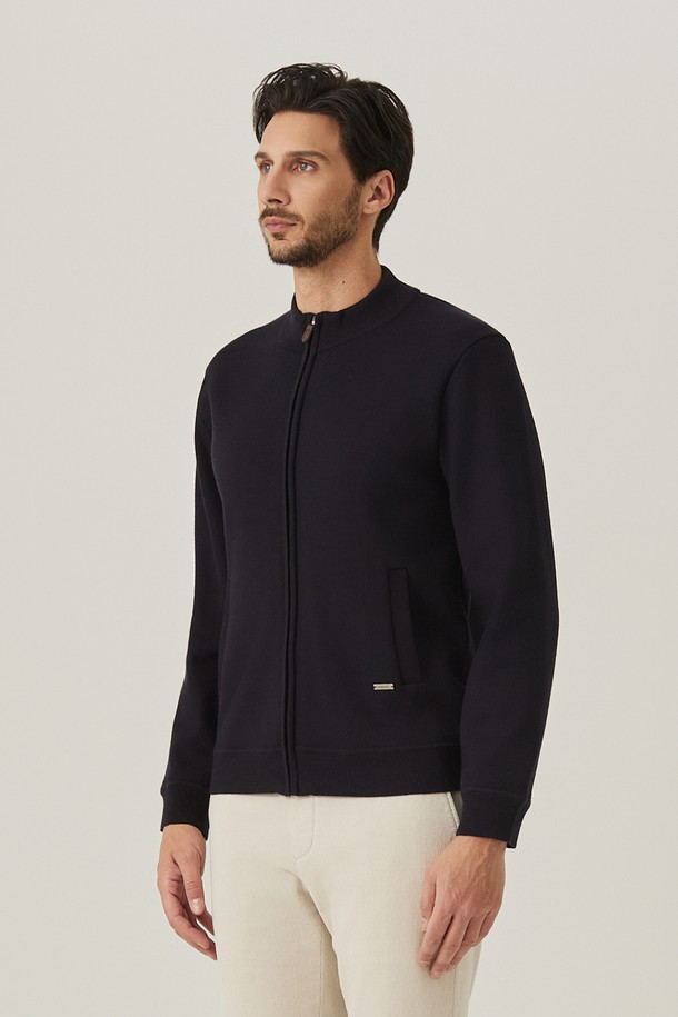 네이비 컬러의 융본딩 짚업 가디건(AMSECD40149)입니다. 울 소재에 두꺼운 두께감으로 제작되어 가을, 겨울철 보온성을 높여줍니다. 겉감과 안감 사이에 융본딩 처리를 하여 부드러운 촉감과 우수한 보온성을 제공합니다. 베이직하고 캐주얼한 스타일로, 다양한 겨울 데일리룩에 활용하기 좋습니다. 레귤러핏의 긴소매 집업 가디건으로, 미니멀하고 클래식한 스타일을 연출할 수 있습니다.
