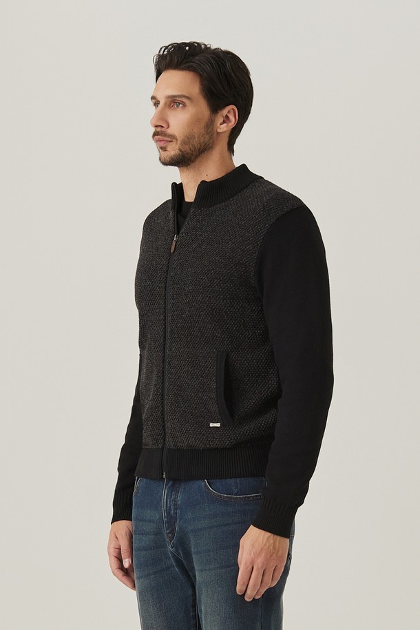 "셔닐 전판 조직 짚업 가디건 블랙(AM0ECD45139)"은 부드러운 촉감과 은은한 광택감이 돋보이는 남성용 가디건입니다. 울과 셔닐원사 혼방의 두꺼운 소재로 제작되어 가을, 겨울철 따뜻하게 착용 가능합니다. 베이직하고 클래식한 디자인에 트위드 패턴을 더해 고급스러운 분위기를 연출하며, 레귤러핏에 집업 스타일로 편안하게 착용할 수 있습니다. 출근룩, 겨울 데일리룩, 모임룩 등 다양한 TPO에 맞춰 클래식, 미니멀, 캐주얼 스타일을 완성해보세요. 긴 소매 기장의 레귤러 기장 가디건입니다.
