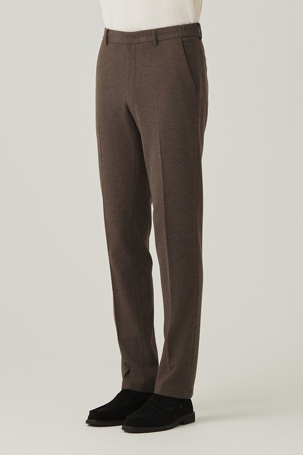 울라이크 기모 스트레치 슬랙스 브라운(AM0ESL40157)는 겨울철 따뜻함과 편안함을 동시에 선사하는 슬랙스입니다. 부드러운 촉감의 양면 기모 처리로 보온성을 높였으며, 스트레치 소재를 사용하여 활동성을 더했습니다. 베이직하고 클래식한 디자인으로, 겨울 데일리룩, 출근룩, 오피스룩 등 다양한 TPO에 활용하기 좋습니다. 레귤러핏에 긴 기장으로 제작되었으며, 밴딩 처리된 허리로 편안한 착용감을 제공합니다. 사이즈 업을 권장합니다.
