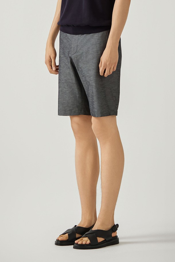 남성 샴브레이 반바지 D/그레이 (AM0ESL26137)는 다크그레이 컬러의 남성용 반바지입니다. 얇고 부드러운 샴브레이 소재로 제작되어 편안한 착용감을 선사하며, 일상적인 캐주얼 스타일에 적합합니다. 레귤러핏으로 제작되어 깔끔한 핏을 연출하며, 여름철 휴가룩이나 바캉스룩에 활용하기 좋습니다. 미니멀하고 클래식한 스타일을 선호하는 남성분들에게 추천하는 아이템입니다. 무지 디자인으로 어떤 상의와도 쉽게 매치할 수 있습니다.
