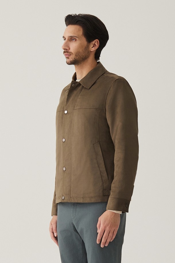 부드러운 스웨이드 소재의 남성용 짚업 점퍼입니다. 카키 컬러의 무지 디자인으로 캐주얼, 베이직 스타일을 연출하며, 봄, 가을에 가볍게 걸치기 좋습니다. 레귤러핏으로 제작되어 면바지나 데님과 함께 데이트룩, 가을 나들이룩에 활용하기 좋으며, 데일리 착용이 용이합니다.
