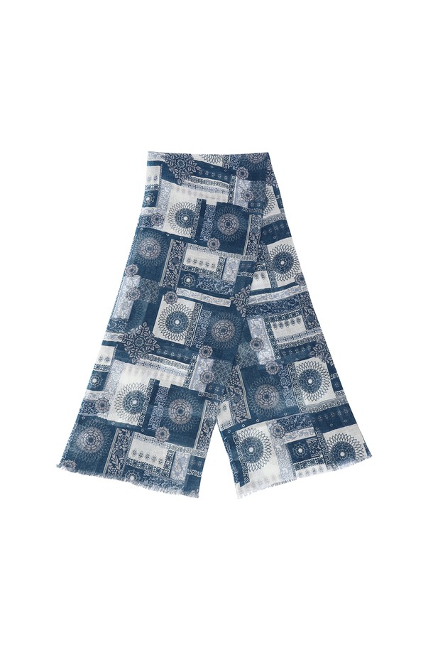 기하학 패턴 스카프 블루 (AMAFAMF10143)는 가을, 겨울철 캐주얼룩에 포인트를 더해줄 스카프입니다. 기하학 패턴 프린트와 프린지 디테일이 특징이며, 넉넉한 사이즈로 다양한 스타일 연출이 가능합니다. 데일리룩, 가을 나들이룩에 매치하여 클래식하고 미니멀한 무드를 연출해보세요.
