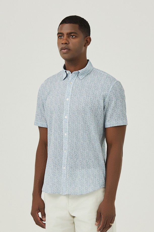 시원한 네이비 블루 컬러의 지도리 프린트 반팔 셔츠입니다. 얇고 부드러운 시어서커 소재로 제작되어 통기성이 뛰어나고 가볍게 착용 가능하며, 레귤러 핏으로 편안한 활동성을 제공합니다. 데이트룩, 카페룩 등 캐주얼, 미니멀, 클래식 스타일을 즐기는 남성분들에게 적합합니다.
