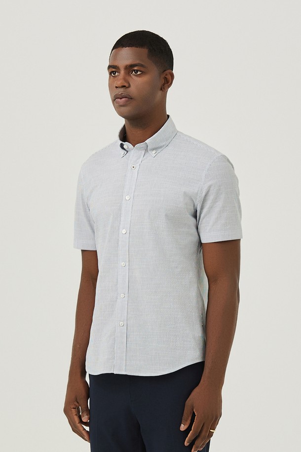 산뜻한 투톤 잔스트라이프 디자인이 돋보이는 남성 셔츠입니다. 시어서커 소재로 제작되어 봄, 여름 시즌에 시원하고 쾌적하게 착용 가능하며, 레귤러 핏과 차이나칼라 디자인으로 캐주얼하면서도 세련된 스타일을 연출합니다. 데이트룩이나 카페룩 등 다양한 TPO에 맞춰 활용하기 좋으며, 일반적인 사이즈보다 한 사이즈 크게 선택하는 것을 권장합니다.
