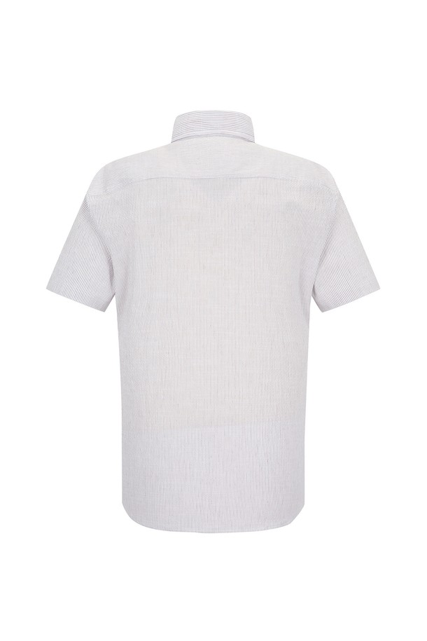 네이비와 그레이 투톤 컬러의 잔스트라이프 패턴이 돋보이는 남성용 긴소매 셔츠입니다. 시원한 서커(Seersucker) 소재와 얇은 두께감으로 여름철에도 쾌적하게 착용 가능하며, 레귤러핏으로 제작되어 베이직하면서도 세련된 스타일을 연출합니다. 출근룩, 데이트룩 등 다양한 TPO에 클래식, 미니멀, 캐주얼 스타일로 활용하기 좋은 아이템입니다.
