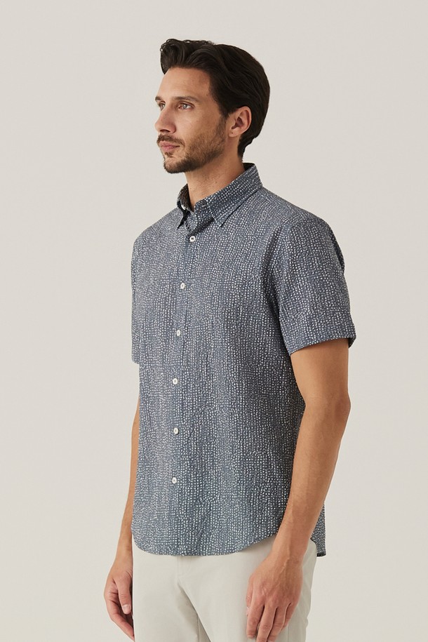 그레이 컬러의 도트 패턴이 돋보이는 남성용 반소매 셔츠입니다. 에어메쉬 소재로 제작되어 통기성이 뛰어나고 부드러운 촉감을 자랑하며, 루즈핏으로 편안한 착용감을 선사합니다. 비즈니스 캐주얼 또는 일상복으로 활용하기 좋은, 활동적인 남성을 위한 스타일리시한 셔츠입니다.
