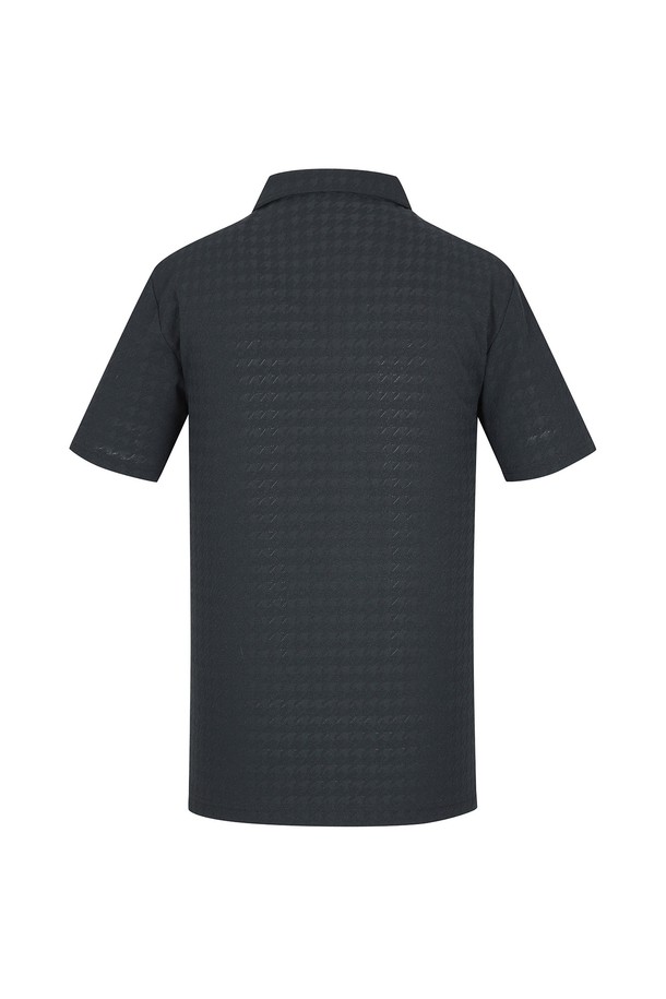 하운드투스 JQD 카라 티셔츠 차콜 (AM0FTTY25338)는 남성용 카라 티셔츠로, 부드러운 촉감의 자카드 소재로 제작되어 클래식한 스타일을 연출합니다. 

와이드 카라와 레귤러핏으로 디자인되었으며, 봄/여름 시즌 데이트룩, 카페룩 등 다양한 일상 스타일에 적용하기 좋습니다. 

차콜 컬러의 하운드투스 패턴이 돋보이는 반소매 티셔츠로, 미니멀하고 캐주얼한 스타일을 선호하는 남성에게 적합합니다.
