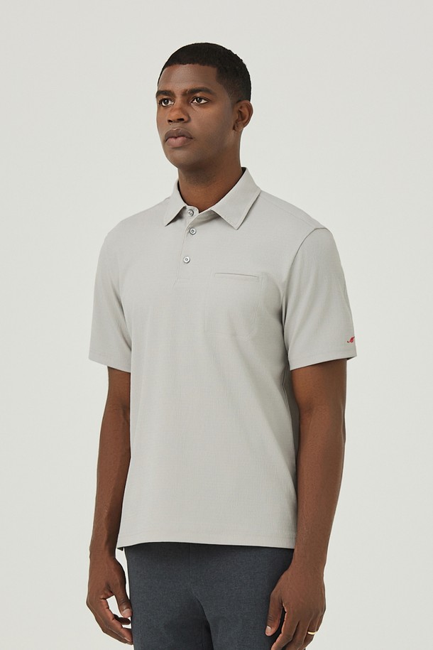 가볍고 시원한 착용감의 우븐 에어도트 소재 남성 Y카라 티셔츠입니다. 레귤러핏으로 제작되어 편안한 착용감을 선사하며, 베이직하고 캐주얼한 스타일로 일상복으로 활용하기 좋습니다. 흡습 및 통기 기능으로 쾌적함을 유지해주어 봄, 여름철 동네 마실룩이나 산책룩으로 제격입니다.
