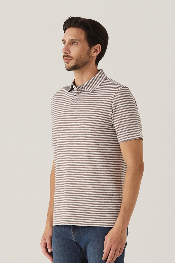 **변형 스트라이프 카라 티셔츠 브라운 (AM0FTTY20457)**는 캐주얼, 미니멀, 클래식 스타일을 아우르는 남성용 린넨 혼방 반소매 티셔츠입니다. 브라운 컬러에 레귤러핏, 레귤러 기장으로 제작되었으며, 얇은 두께감과 스트라이프 패턴이 특징입니다. 데이트룩, 카페룩에 적합하며, Clean-cut 스타일로 깔끔한 멋을 더합니다.
