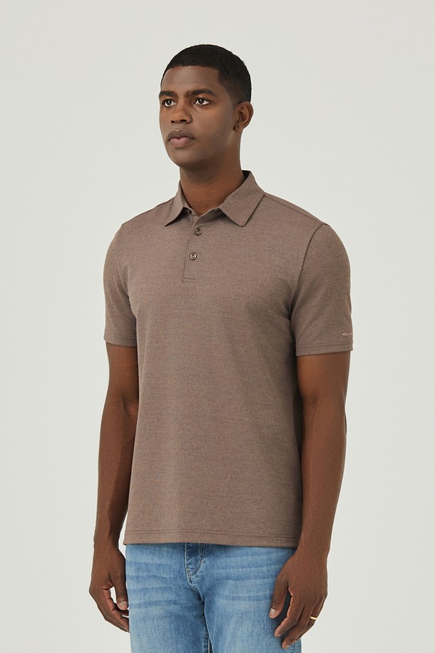 **폴리 투톤 제에리 티 브라운 (AMSFTTY20257)**

남성용 폴로 티셔츠로, 봄과 여름에 어울리는 얇은 두께의 브라운 컬러 무지 디자인입니다. 플리 스판 소재로 제작되어 까슬거리는 촉감과 뛰어난 통기성을 제공합니다. 레귤러핏, 카라넥, 반소매 기장으로 캐주얼, 클래식, 미니멀 스타일을 연출하기 좋습니다. 데이트룩이나 카페룩에 활용하기 좋으며, 평소 구매하는 사이즈보다 한 치수 크게 착용하는 것을 추천합니다.
