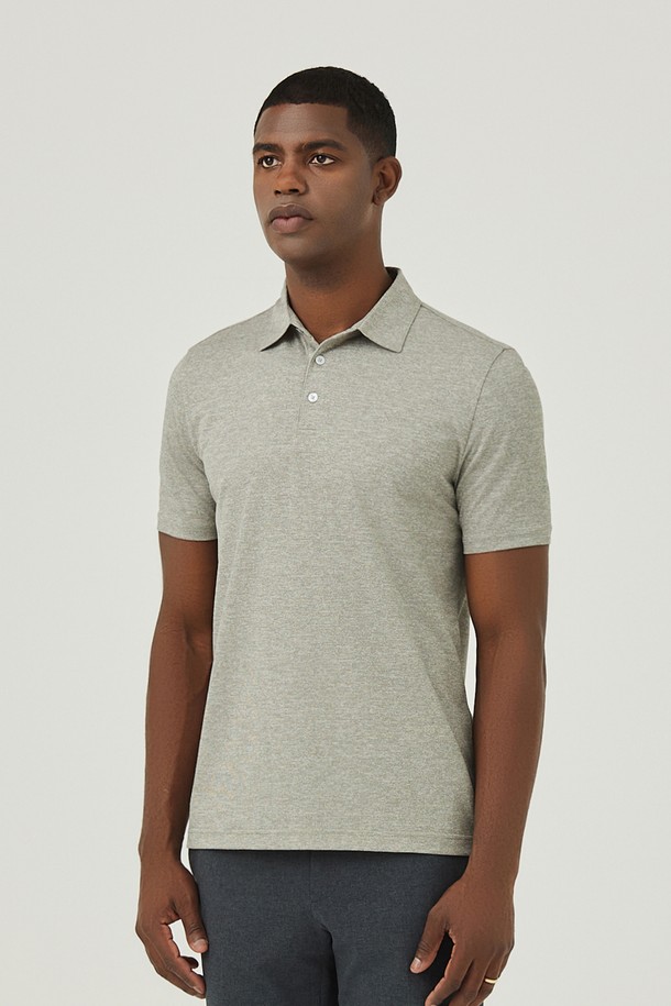 폴리 제에리 티 카키 (AMSFTTY20126)는 봄, 여름에 어울리는 남성용 반소매 폴로 티셔츠입니다. 부드러운 촉감의 폴리에스테르 소재로 제작되었으며, 캐주얼하고 베이직한 스타일을 연출합니다. 데이트룩, 카페룩 등 다양한 TPO에 활용하기 좋으며, 레귤러핏과 카라넥 디자인으로 미니멀한 매력을 더합니다.
