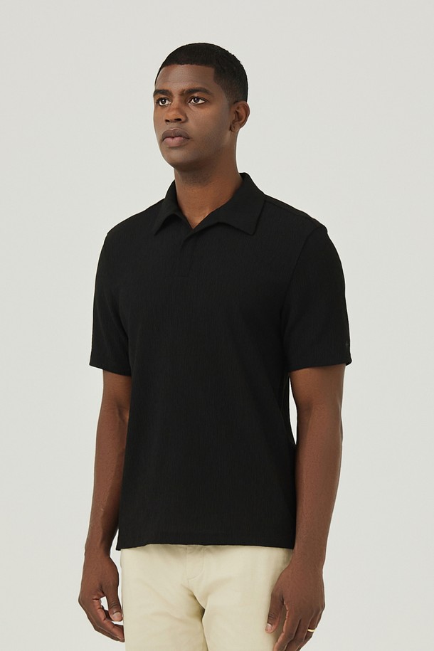 우븐 크링클 소재의 Y카라 디자인으로 시원하고 편안한 착용감을 선사하는 남성용 블랙 티셔츠입니다. 얇은 두께감과 크링클 텍스처가 특징이며, 캐주얼, 미니멀, 클래식 스타일을 추구하는 분들께 '동네 마실룩'이나 '카페룩'으로 활용하기 좋습니다. 레귤러핏으로 제작되어 편안한 착용감을 제공하며, 봄, 여름 시즌에 적합합니다.
