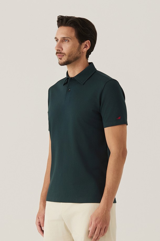 변형 벌집조직 Y카라티 D/그린 (AM0FTTY20523)은 부드러운 코튼과 플리 혼방 소재로 제작되어 편안한 착용감을 선사하며, 봄, 여름 시즌 데일리룩에 활용하기 좋습니다. 다크 그린 컬러에 벌집 패턴이 돋보이며, 레귤러 핏과 반소매 기장으로 캐주얼하고 베이직한 스타일을 연출합니다. 소매단에 레드 컬러 M자수 디테일이 포인트로 더해져 미니멀하면서도 개성 있는 스타일을 완성합니다.
