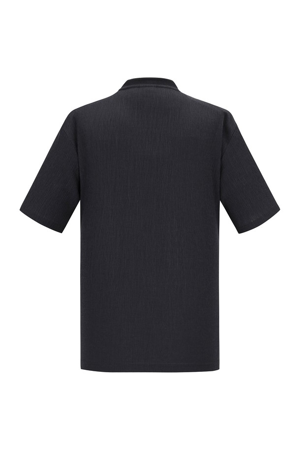 부드럽고 가벼운 촉감의 남성용 차콜 컬러 우븐 크링클 라운드 티셔츠입니다. 얇은 두께감과 오버핏으로 편안한 착용감을 선사하며, 여름철 일상복으로 활용하기 좋습니다. 베이직한 디자인에 크링클 텍스처가 더해져 캐주얼하면서도 미니멀한 스타일을 연출하여 동네 마실룩, 집콕룩으로 제격입니다.
