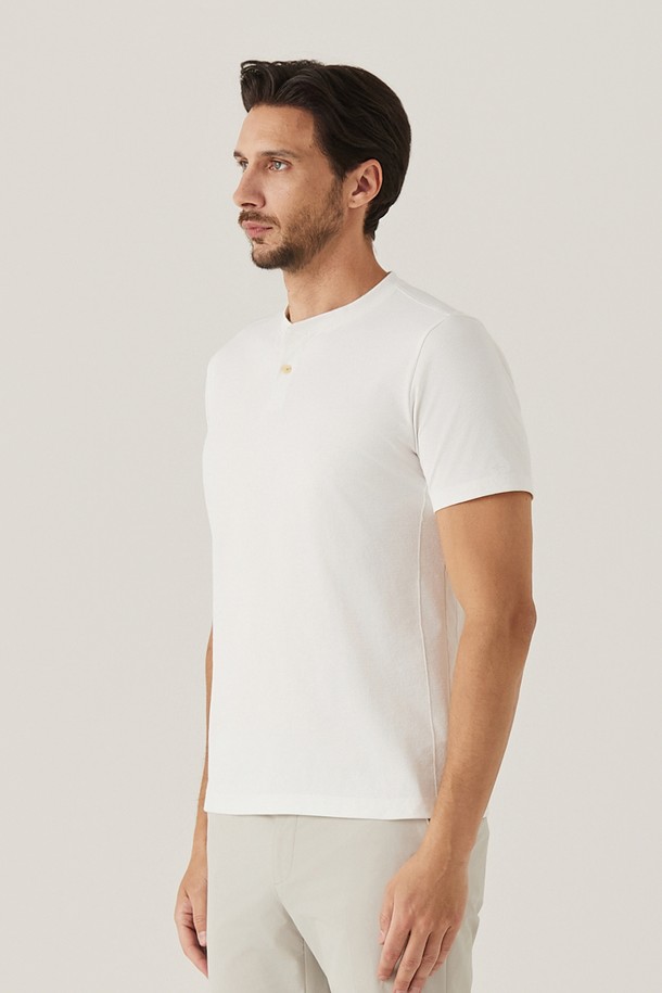 시원한 아이스폴리 소재의 메쉬 헨리넥 티셔츠입니다. 가볍고 통기성이 뛰어나 여름철에도 쾌적하게 착용 가능하며, 얇은 두께감으로 시원한 착용감을 선사합니다. 베이직하고 캐주얼한 디자인으로 여름 바캉스룩, 산책룩, 시티보이 스타일 등 다양한 스타일에 활용하기 좋습니다.
