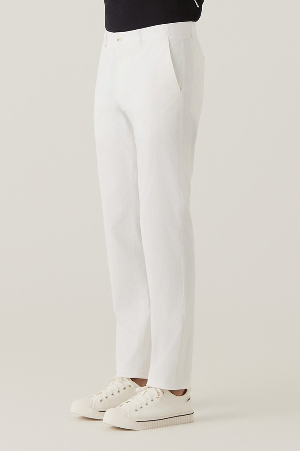 부드러운 코튼 스판덱스 혼방 소재로 제작되어 편안한 착용감을 선사하는 남성용 화이트 치노 팬츠입니다. 레귤러핏으로 디자인되었으며, 스트레치 기능과 워싱 가공으로 활동성을 높였습니다. 데이트룩, 카페룩 등 캐주얼하고 미니멀한 스타일 연출에 적합하며, 봄, 여름, 가을 시즌에 활용하기 좋습니다. 사이즈 업을 권장합니다.
