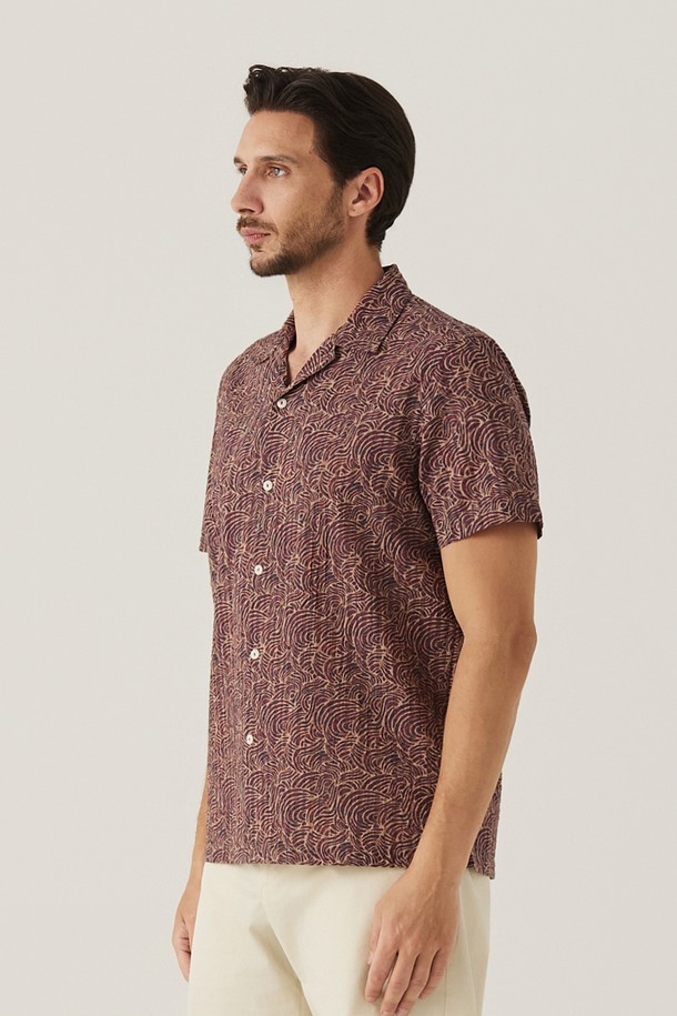 세련된 기하학 패턴이 돋보이는 남성용 와인 컬러 서커 셔츠입니다. 가볍고 통기성이 좋은 면 소재에 레귤러 핏으로 제작되어 여름철 캐주얼룩, 휴가룩, 여행룩에 적합합니다. 오픈 카라 디자인과 반소매 기장으로 편안함과 스타일을 동시에 잡았습니다.
