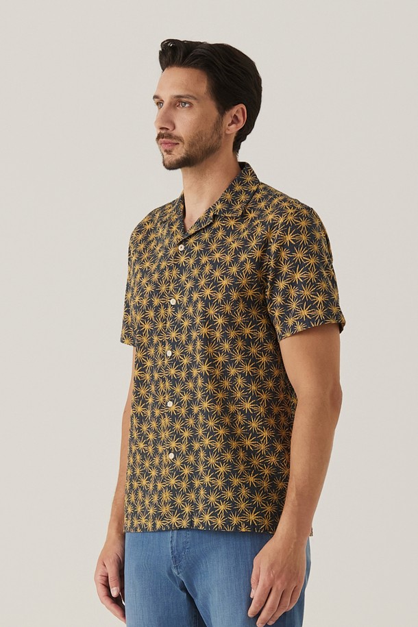 **옐로우 다잉 프린트 셔츠 (AM0FTWB25163)**는 시어서커 면 소재로 제작되어 여름철에도 시원하고 편안한 착용감을 선사합니다. 가먼트 다잉 처리로 빈티지한 멋을 더했으며, 여유 있는 레귤러핏 실루엣과 오프칼라 디자인으로 캐주얼하면서도 세련된 스타일을 연출합니다. 휴가룩, 여행룩, 리조트룩 등 다양한 TPO에 활용하여 미니멀하고 감각적인 스타일을 완성해보세요.
