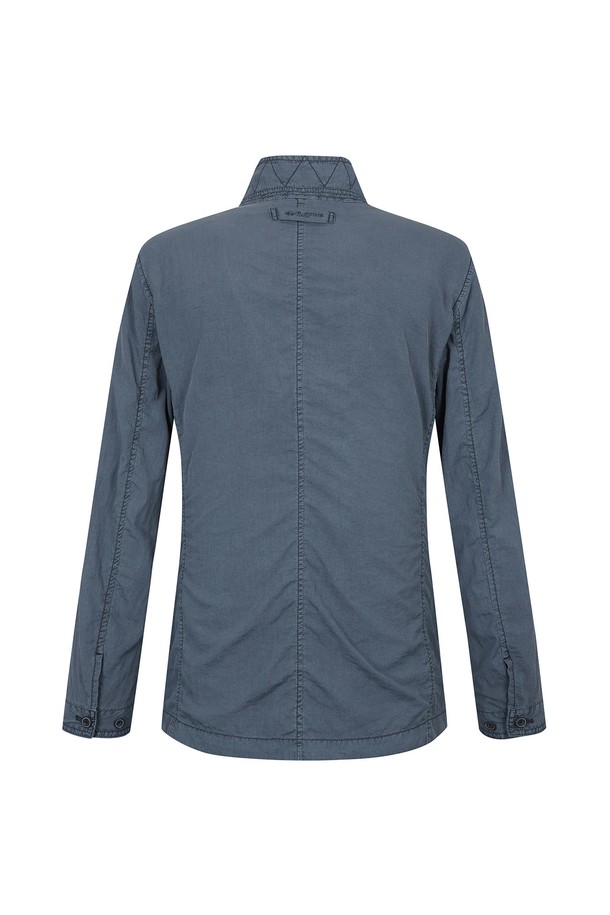 소프트 다잉 기법으로 제작된 아카이브 자켓으로, 자연스러운 주름과 부드러운 촉감이 특징입니다. 싱글 버튼 디자인과 레귤러 핏으로 캐주얼하면서도 미니멀한 스타일을 연출하며, 봄, 가을 데이트룩과 카페룩에 적합합니다. 남성분들을 위한 블루 컬러의 얇은 두께 자켓으로, 데일리 아우터로 활용하기 좋습니다.
