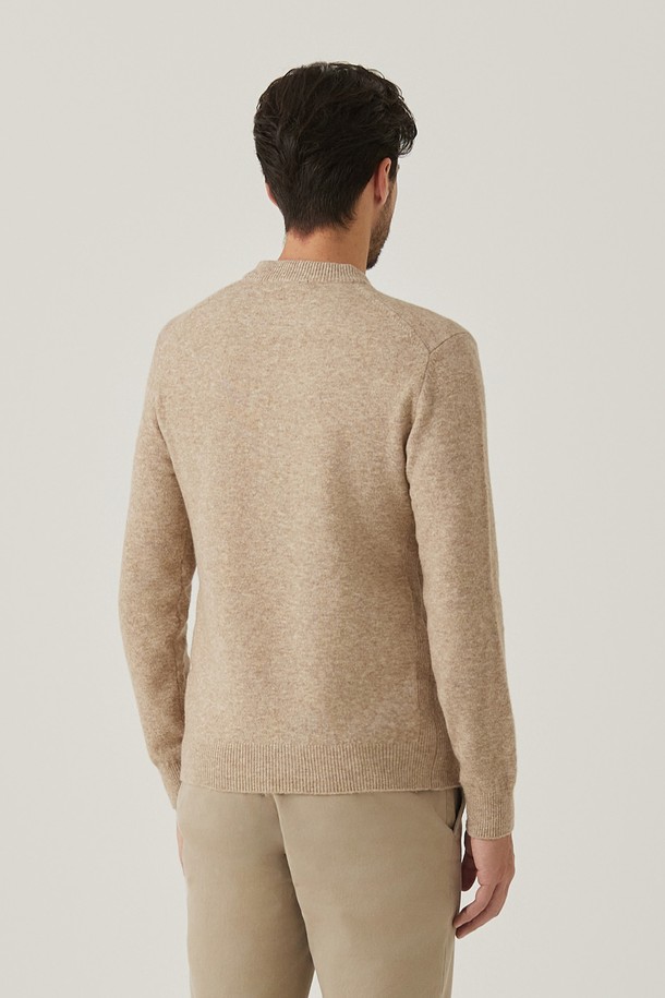 쉐기독 라운드 니트 베이지(AM0ERD45153)는 가을, 겨울에 착용하기 좋은 남성용 라운드넥 니트입니다. 부드러운 울 소재로 제작되어 포근한 착용감을 선사하며, 두꺼운 두께감과 보슬보슬한 기모감으로 따뜻함을 더했습니다. 베이직하고 캐주얼한 스타일로, 데일리룩 또는 카페룩에 활용하기 좋습니다. 레귤러핏의 긴소매 디자인과 무지 패턴의 베이지 컬러는 클래식하면서도 미니멀한 분위기를 연출합니다.
