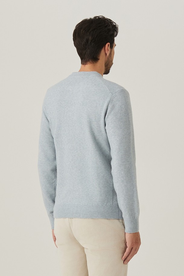 쉐기독 라운드 니트 L/블루(AM0ERD45141)는 부드러운 촉감과 보슬보슬한 질감이 특징인 남성용 쉐기독 라운드 니트입니다. 톤 다운된 네이비 블루 컬러와 레귤러핏으로, 베이직하고 캐주얼한 스타일을 연출합니다. 기모 안감으로 제작되어 가을과 겨울에 따뜻하게 착용할 수 있으며, 두꺼운 두께감으로 포근함을 더합니다. 라운드넥과 긴소매 디자인은 일상, 집콕, 산책 등 다양한 TPO에 활용하기 좋으며, 캐주얼, 클래식, 미니멀 스타일을 즐겨 입는 분들께 추천합니다. 무지 패턴에 포근한 파스텔 컬러가 더해져 편안하고 세련된 분위기를 자아냅니다.
